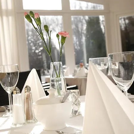 Parkhotel Schloss Wulkow 호텔 불코우