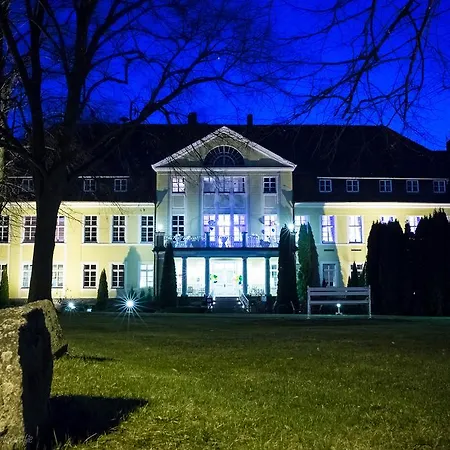 Parkhotel Schloss Wulkow 호텔