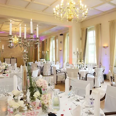 Parkhotel Schloss Wulkow 호텔