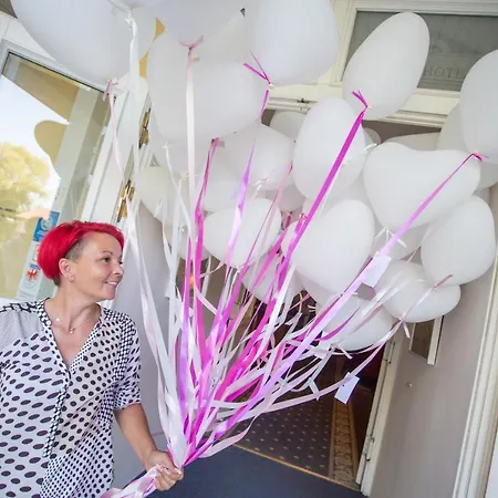 Parkhotel Schloss Wulkow 호텔 불코우